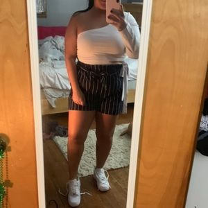 Outfit, white one side sleeve with paper bag short